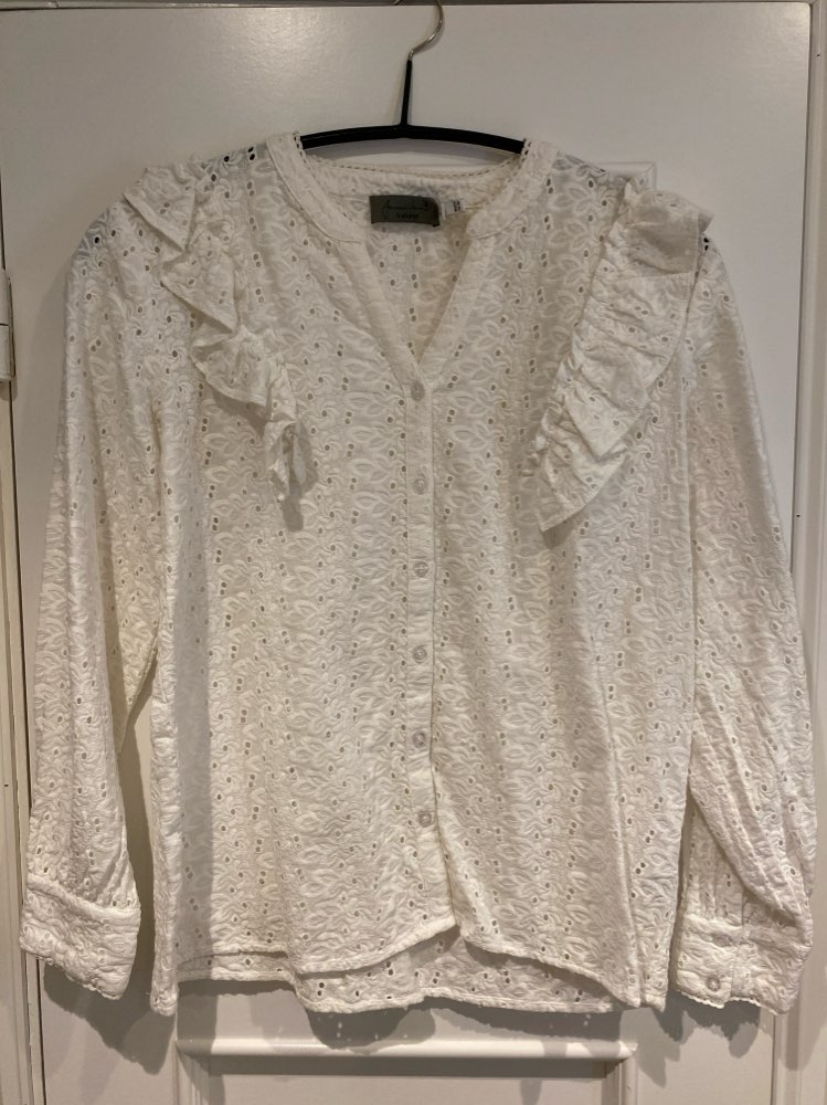Hvit bluse med blonder 40