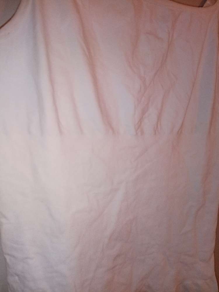 Hvítur aðhalds bolur St L