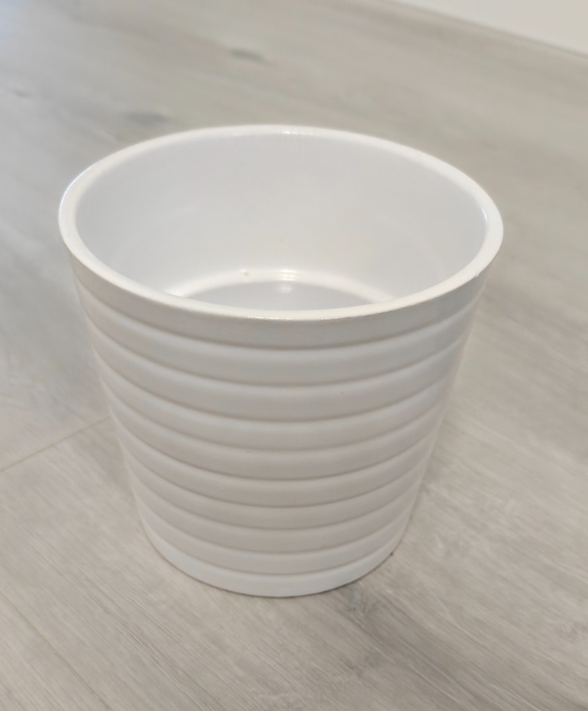 Valkoinen raidallinen ruukku halk. 12cm