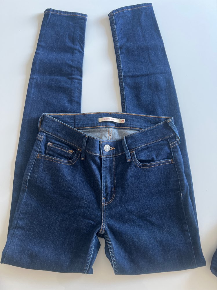 Levis 710 blue jeans size 27/32