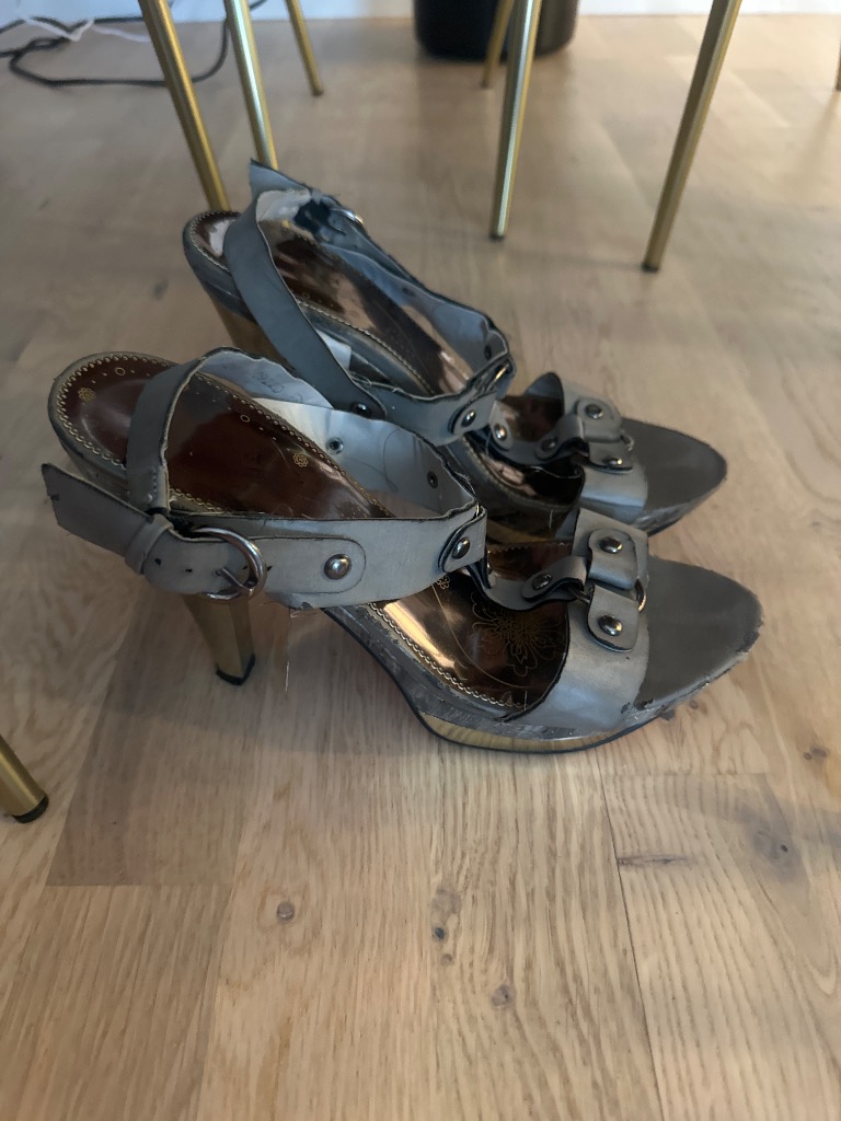 Grå skinn sandaler 40