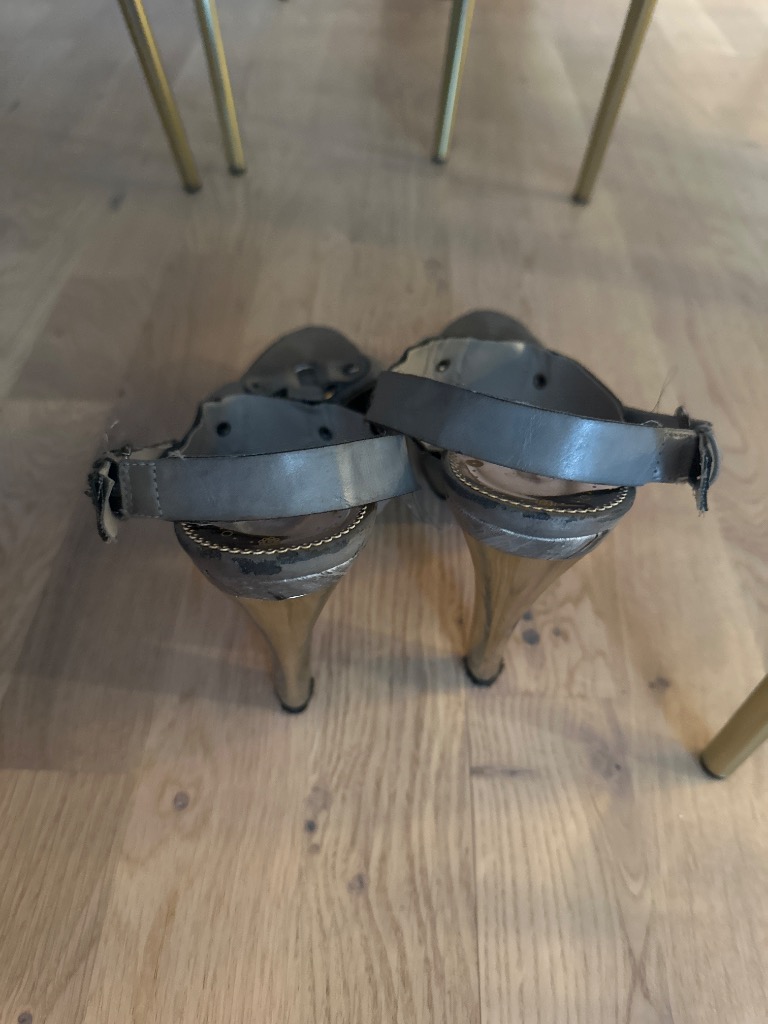 Grå skinn sandaler 40
