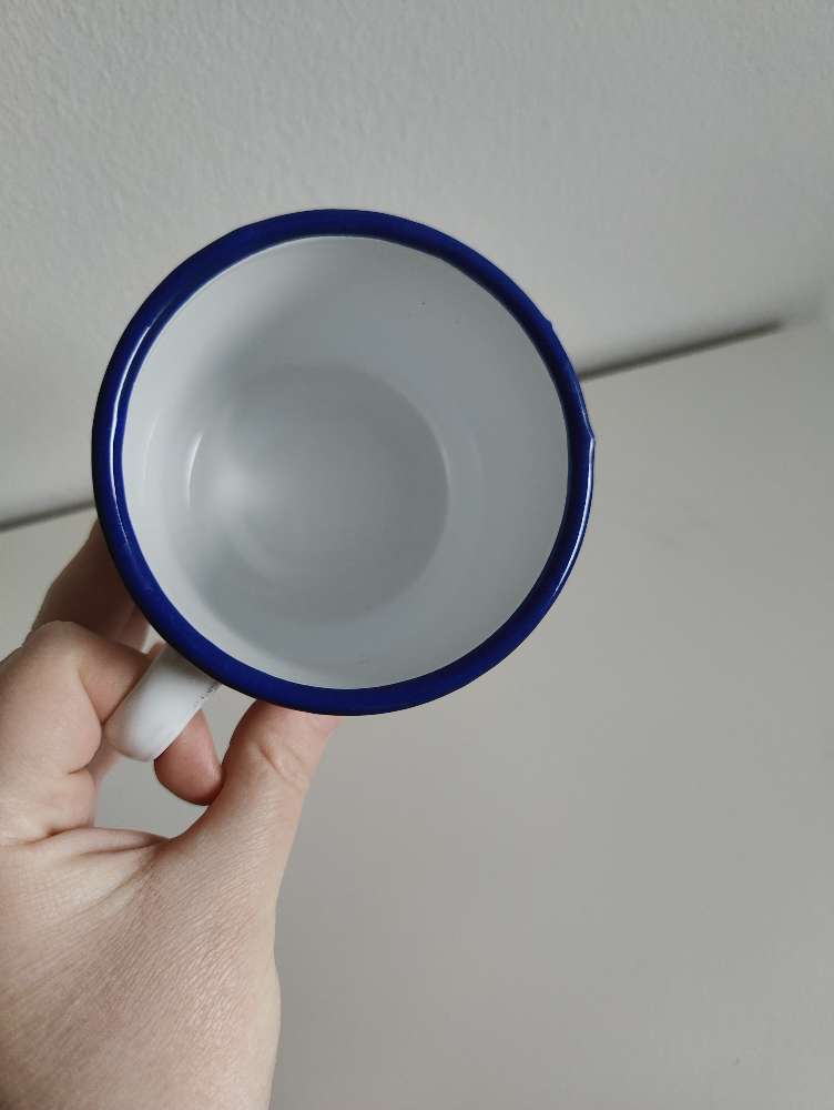 Valkoinen emalikuppi siniset reunat