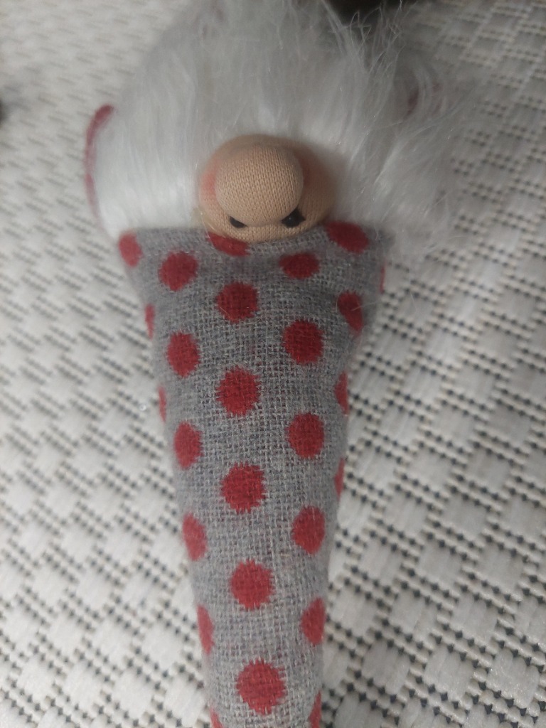 Roikkuva tonttukoriste,lakissa pun.pallo