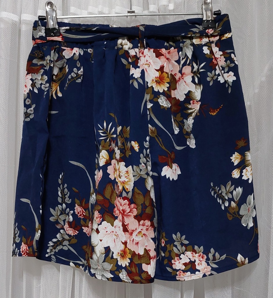 Ohut siniset shortsit kukka kuvioilla 36