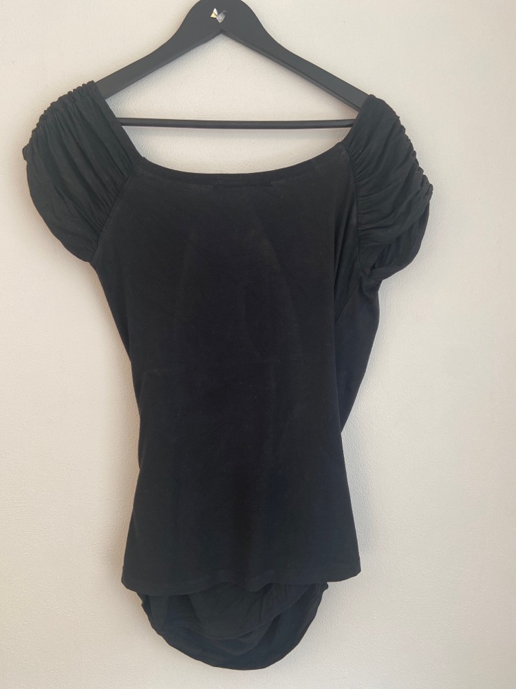 Svart topp med stor utringing  str 38