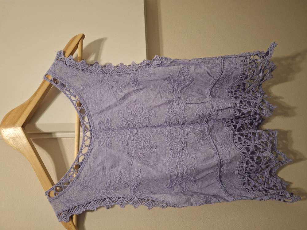 Lila pitsireunainen paita (s)