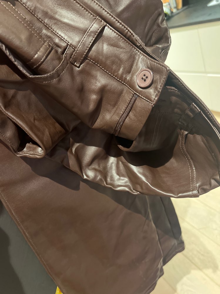 Brune faux skinnbukser