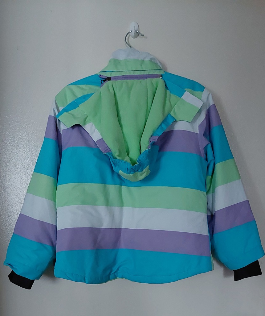 Paksu ja lämmin kirjava hiihtotakki