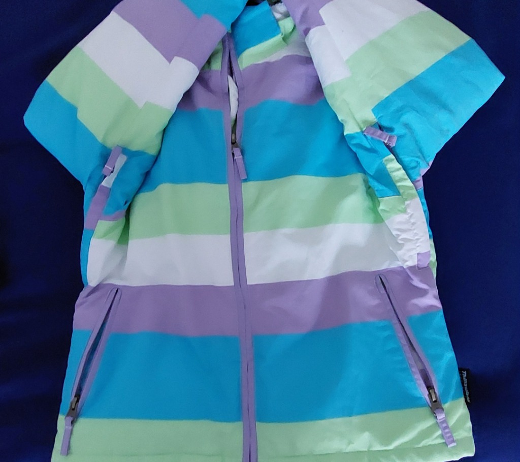 Paksu ja lämmin kirjava hiihtotakki