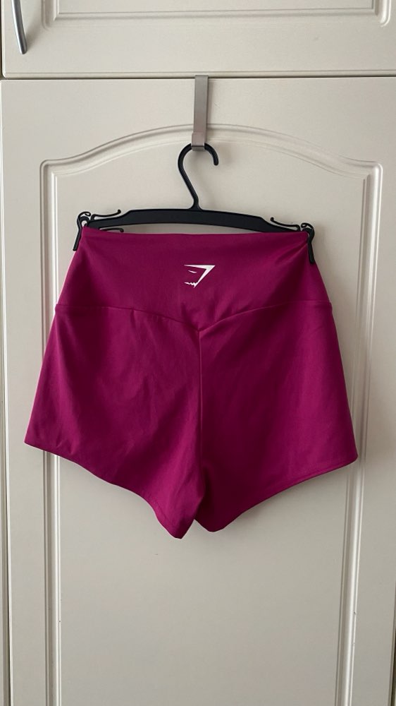 Gymshark aniliininpunaiset shortsit, M