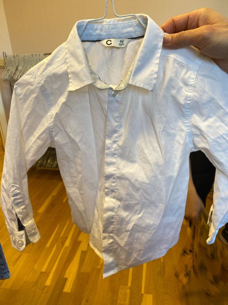 Hvit skjorte gutt 2 år
