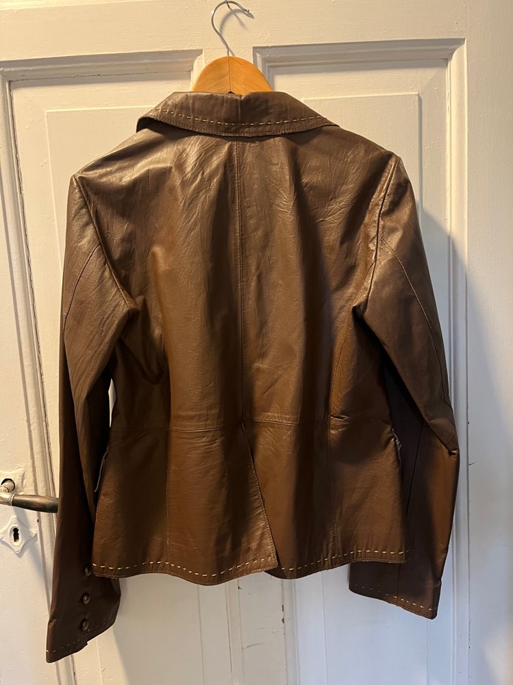 Brun skinnjakke/dressjakke B.young str