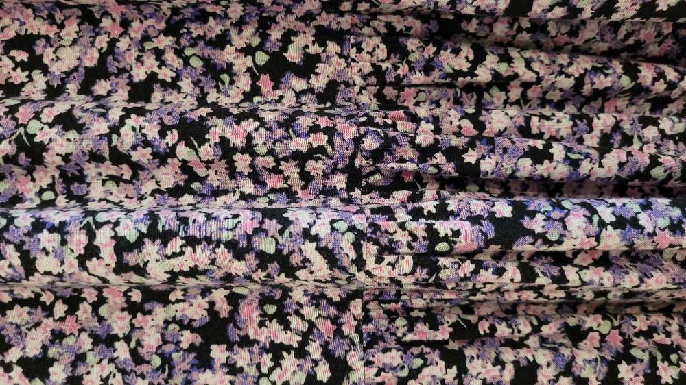 Kukkamekko, musta pohja. M