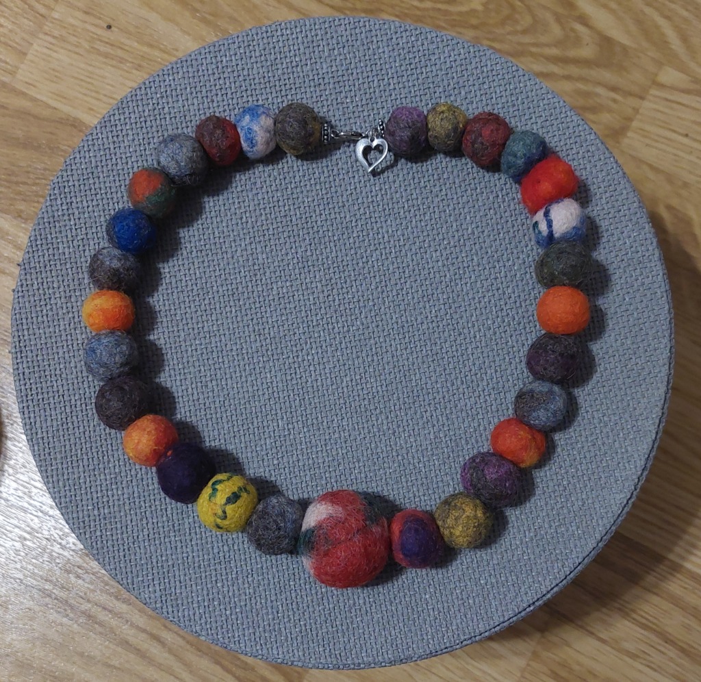 Värikäs huopa kaulakoru ja rannekoru