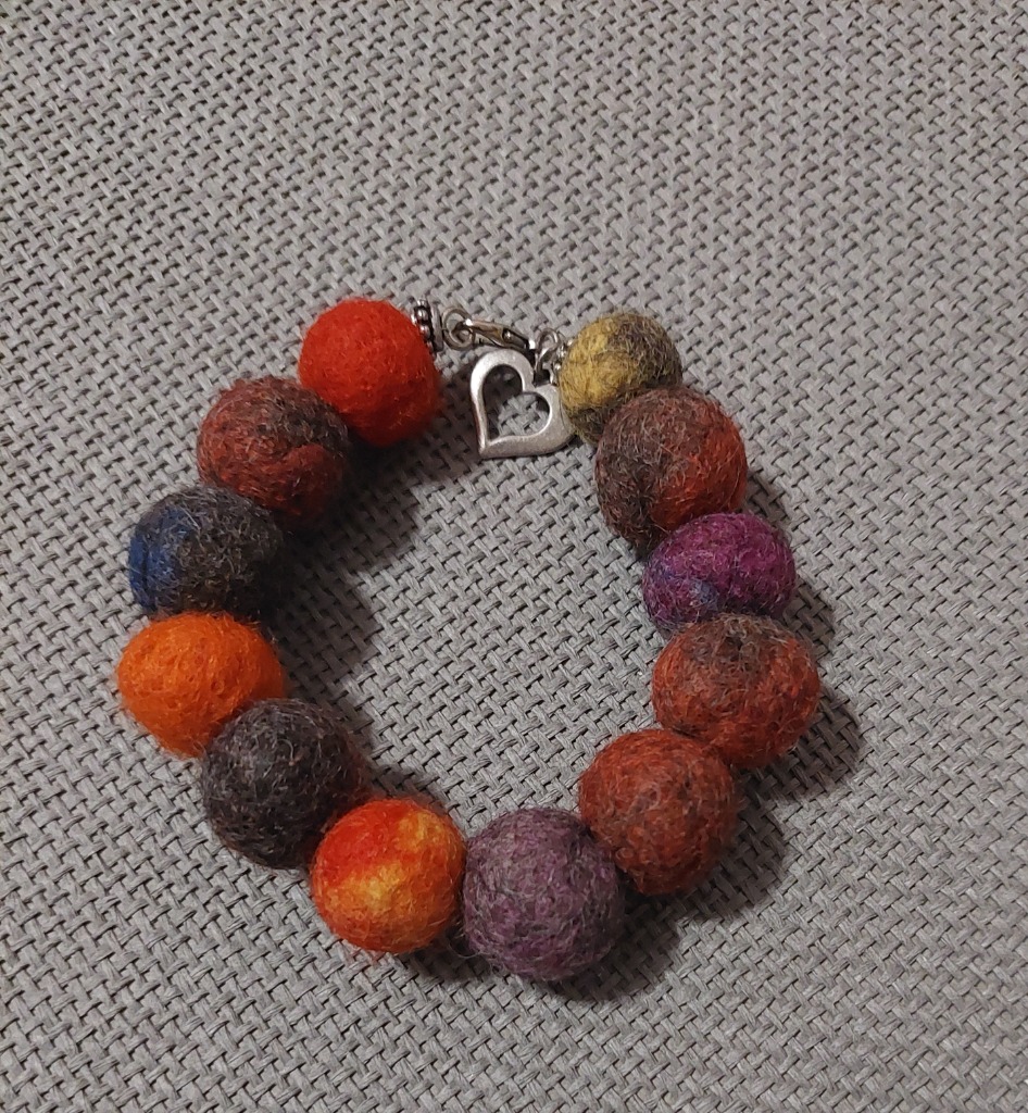 Värikäs huopa kaulakoru ja rannekoru