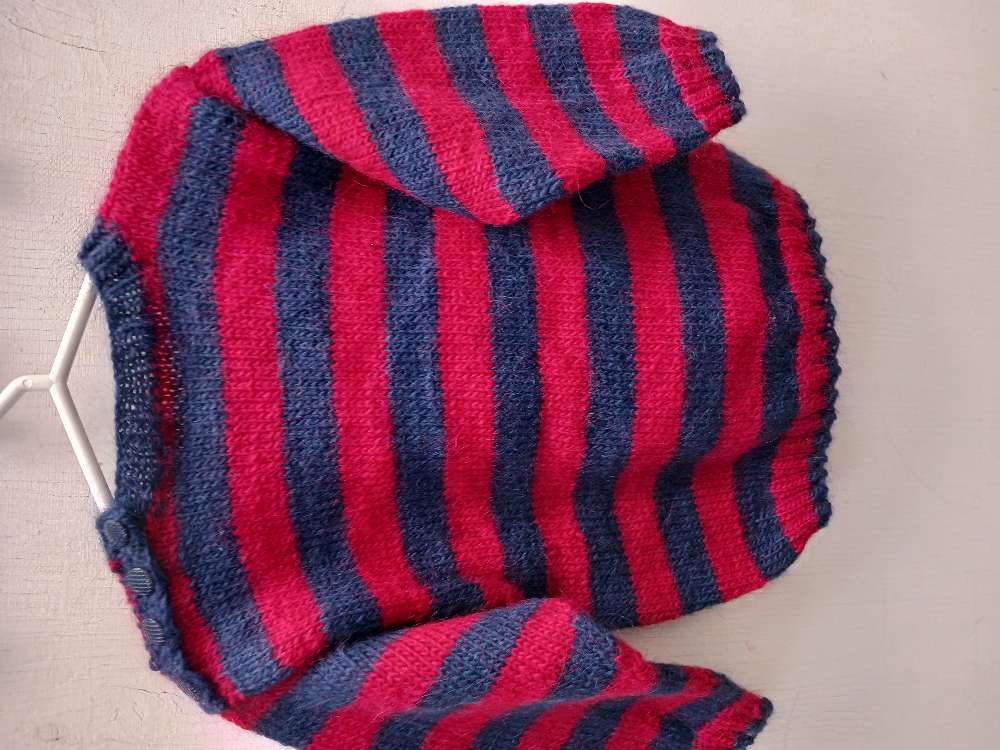 Sini-punaraidallinen neule n. 110cm