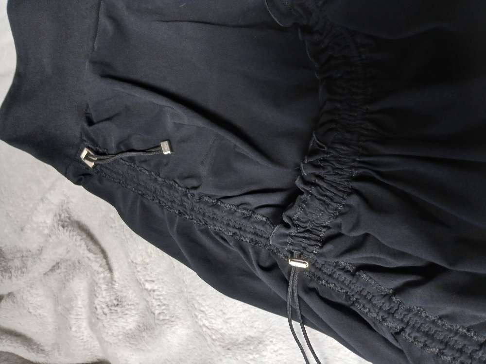 Musta rypytettävä puolihame. High. L/Xl
