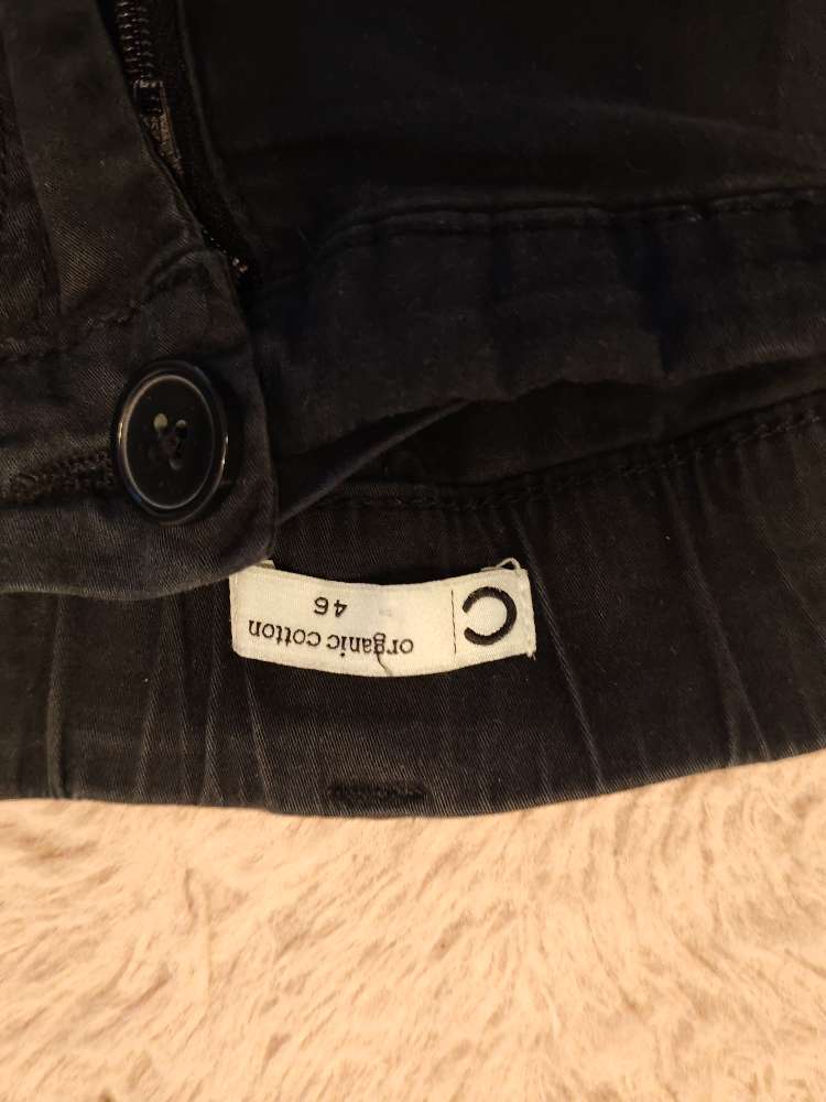 Mustat housut resorilla