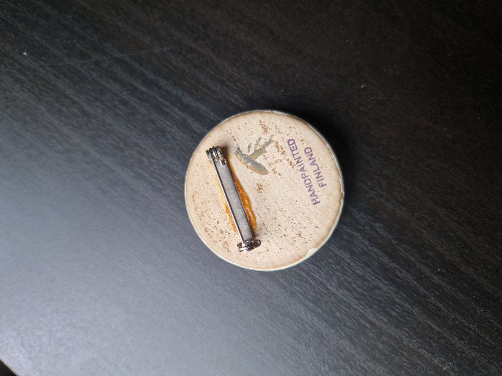Suomessa tehty puinen rintaneula