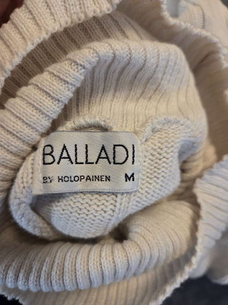 Balladi pooloneule valkoinen M