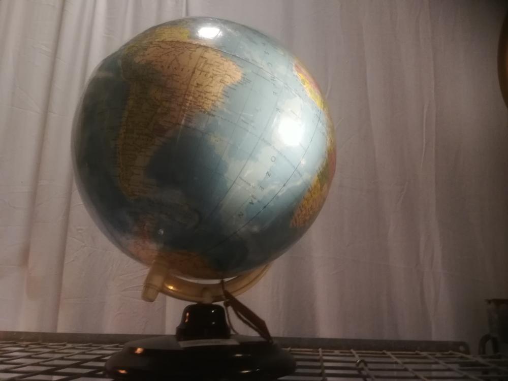 Wereldbol   globe op bakelieten voet. 