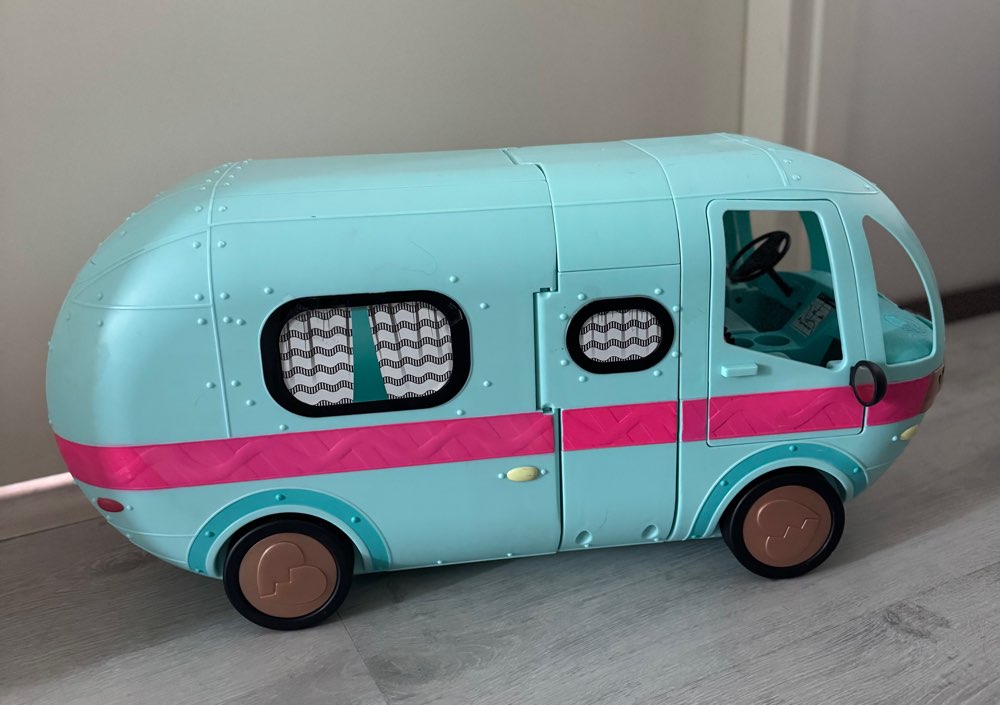 LOL matkailuauto (sis. nukke + tavarat)