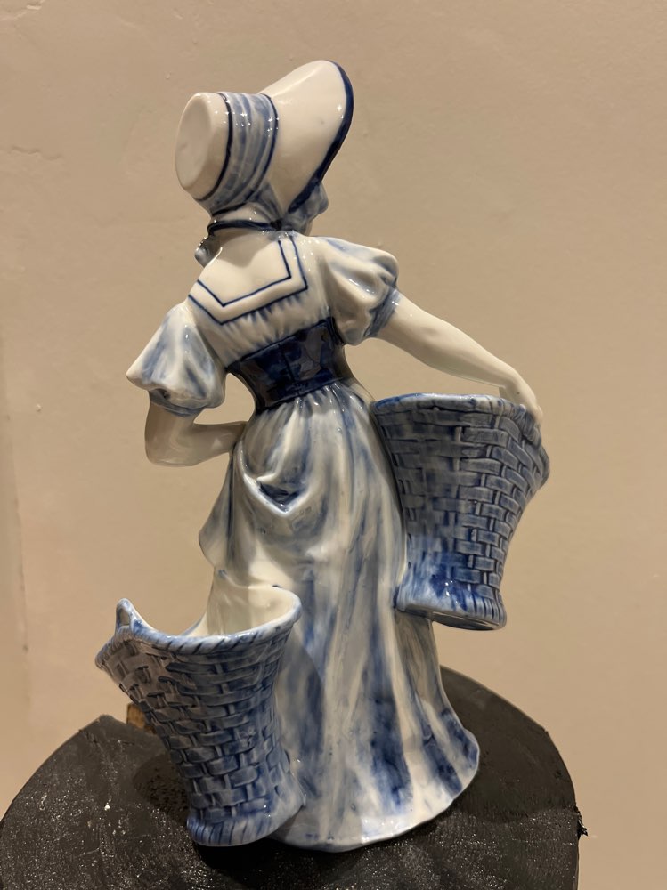 Posliinifiguuri tyttö