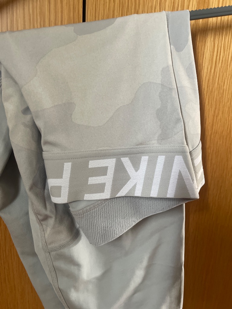 Ljósgráar nike pro æfingarbuxur i s