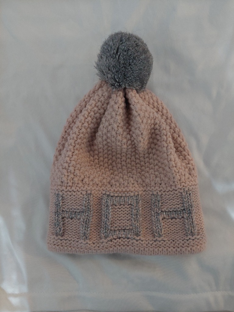 Vaaleanpunainen pipo ja kaulus