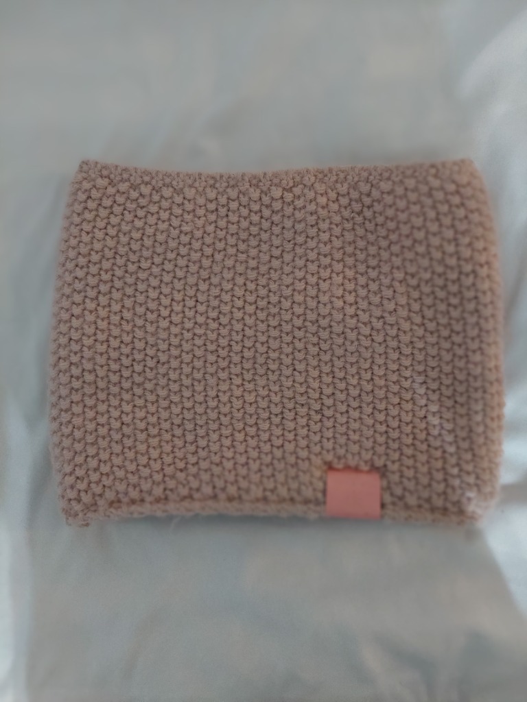 Vaaleanpunainen pipo ja kaulus