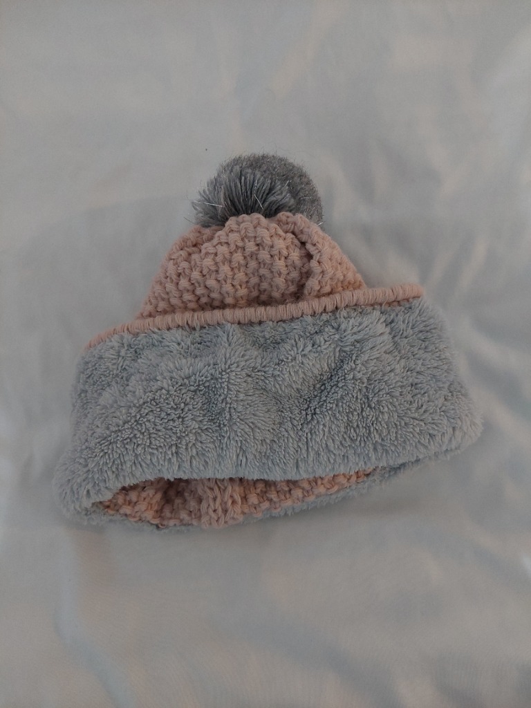 Vaaleanpunainen pipo ja kaulus