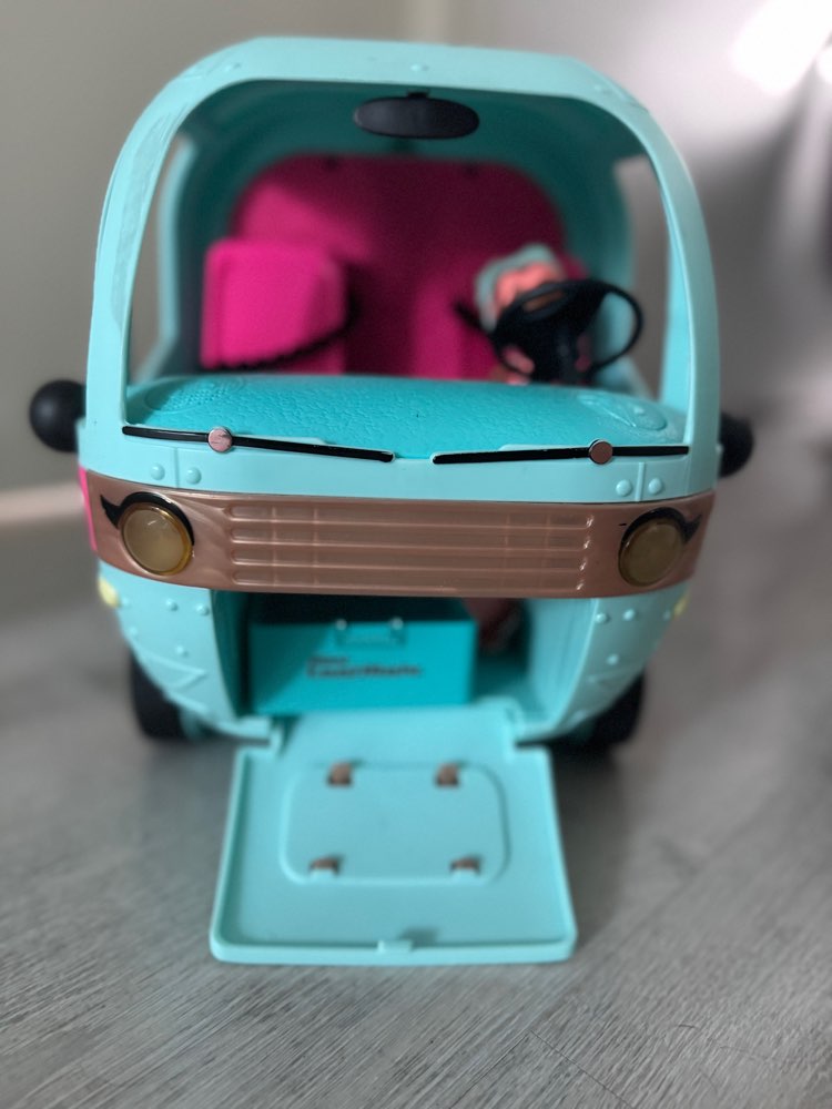 LOL matkailuauto (sis. nukke + tavarat)