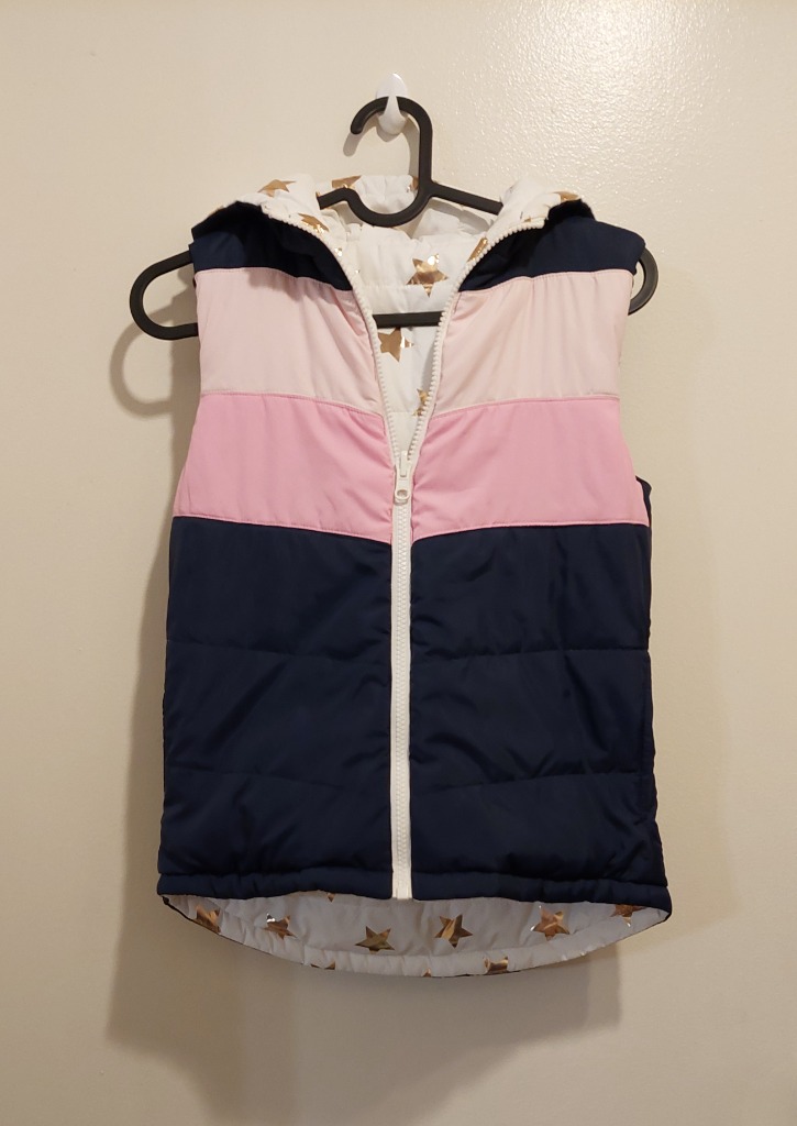 Kirjava kaksipuolinen liivi hupulla