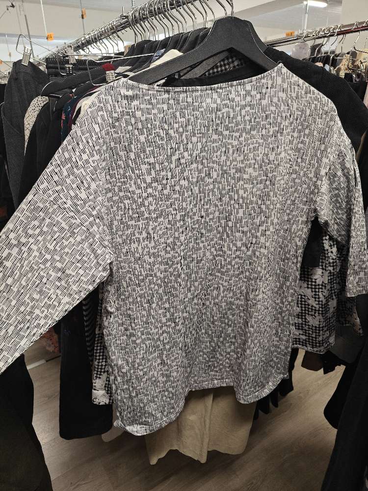 Nanso mustavalkoinen tunika, S