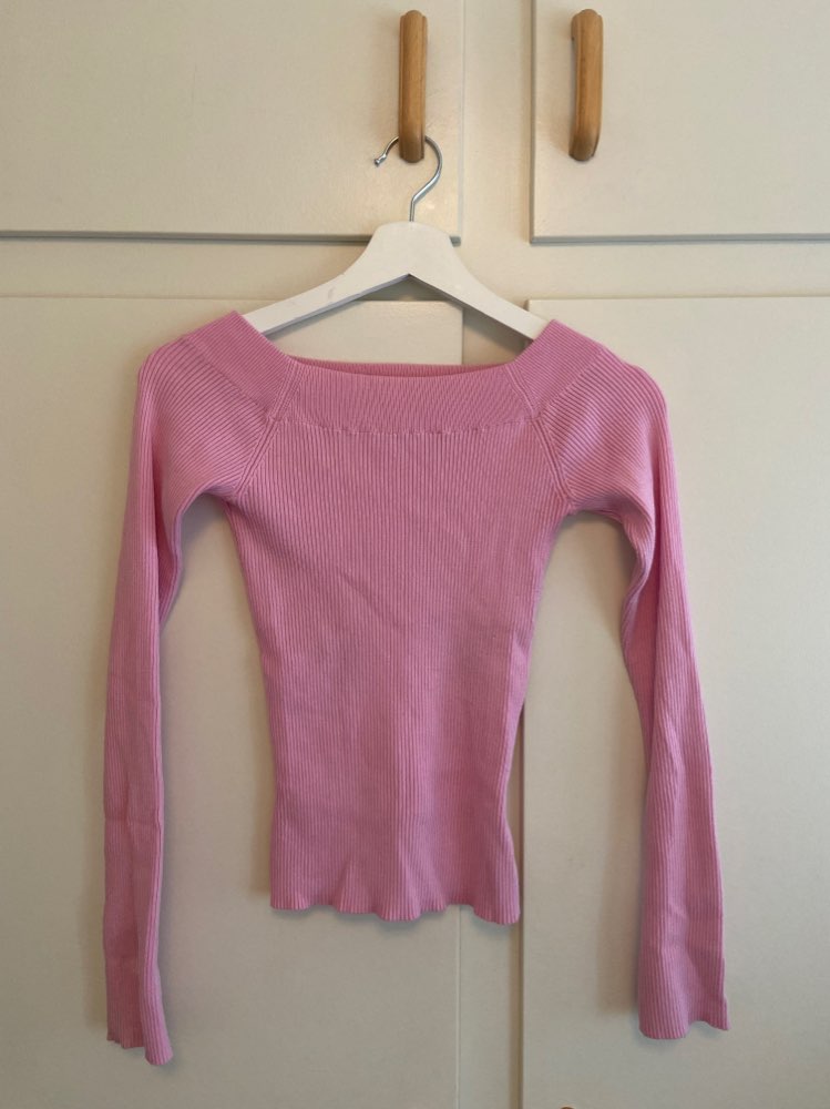 Offshoulder genser str small