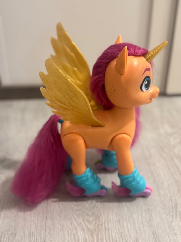 Luisteleva pony mikrofonilla