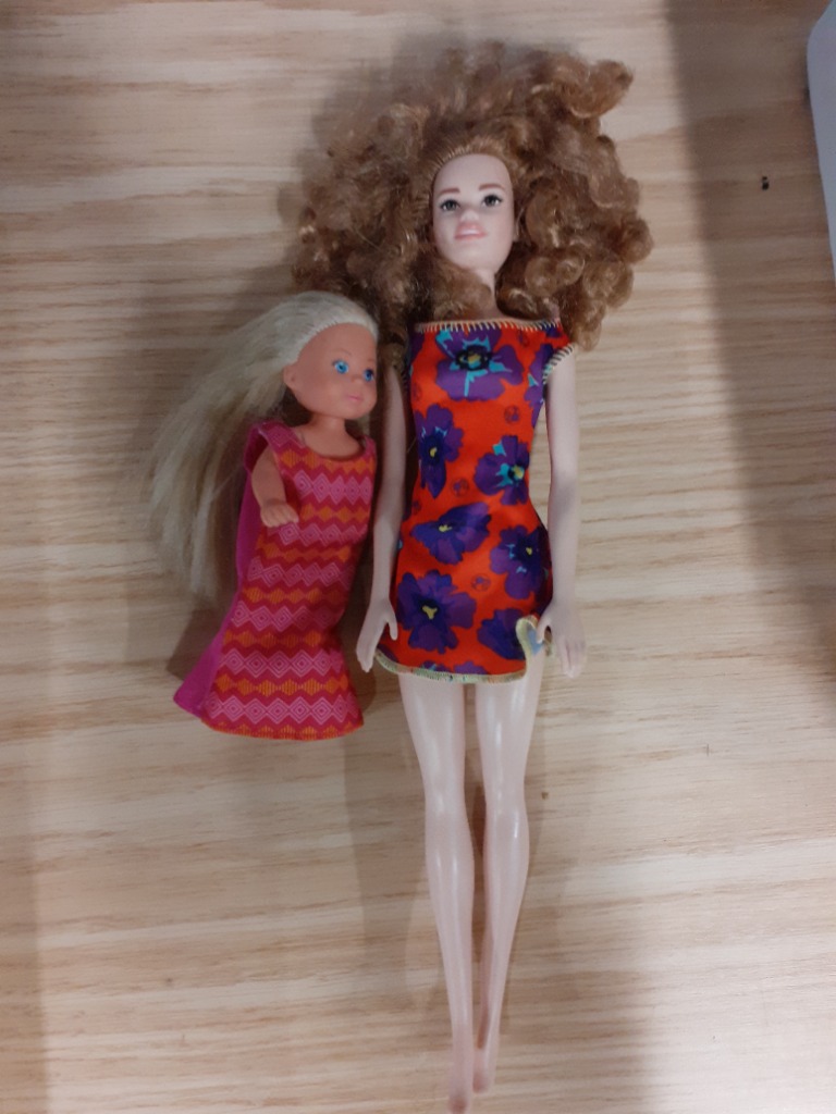 Barbie með barni krullur 