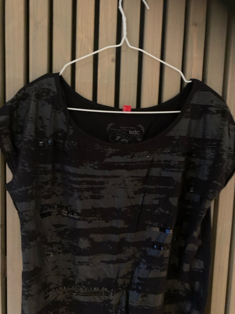 Sort lang Tshirt med skinndetaljer