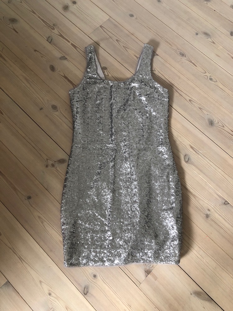 Sølv glimmer kjole fra Gina Trikot