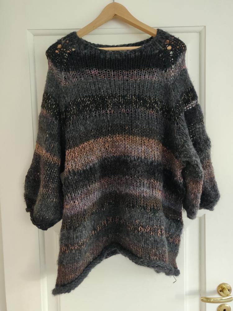 Flippet oversized strikket sweater i mørke toner M/ L/ XL