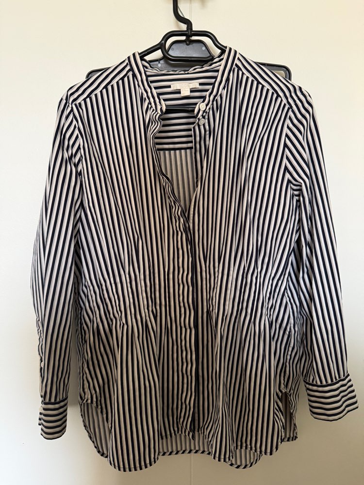 Skyrta COS merkt 44  - er minni