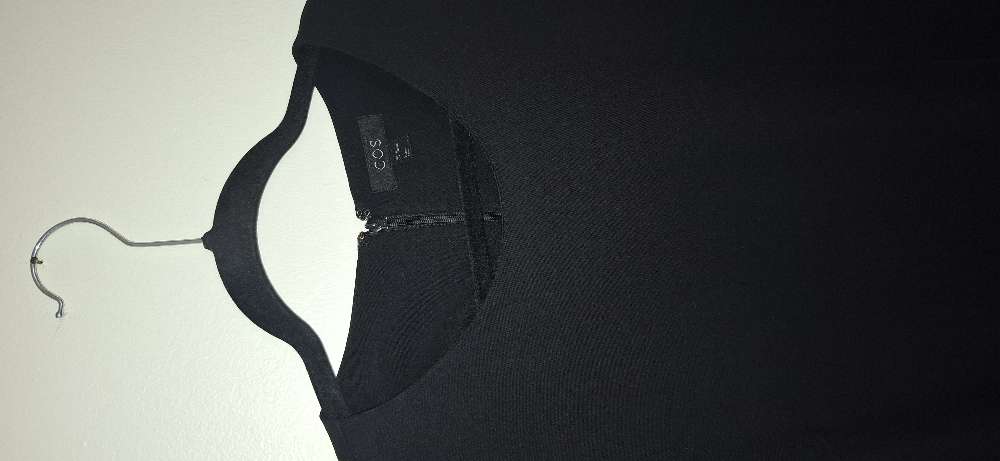 COS st. 40 svartur kjóll