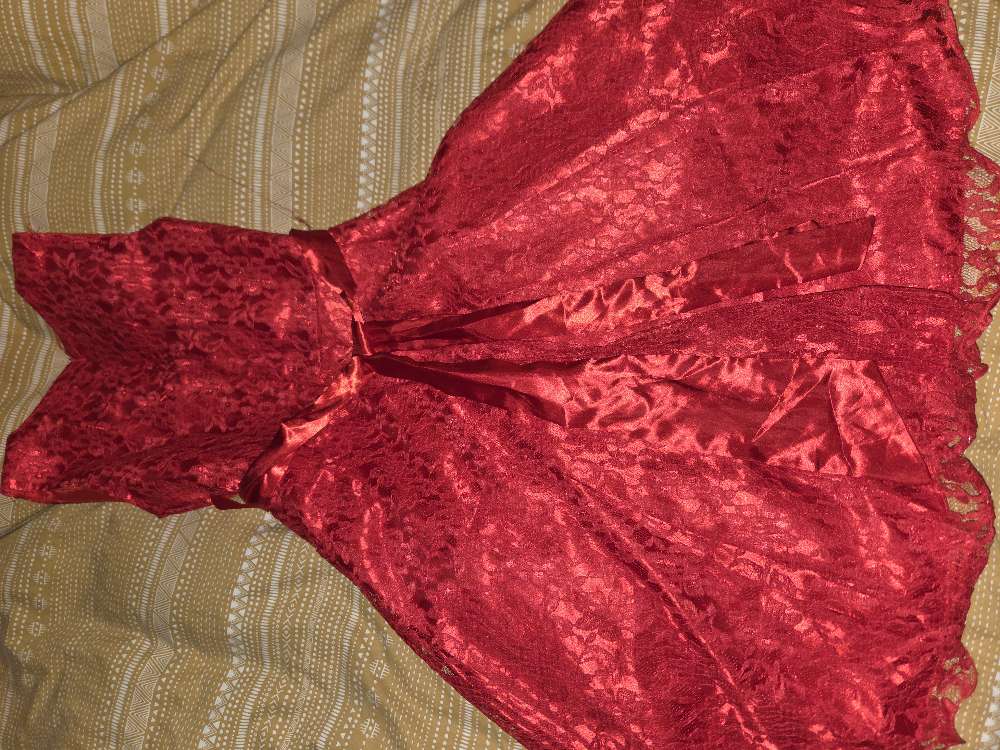 Ónotaður rauður kjóll st. 140