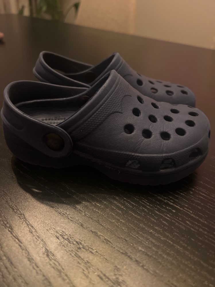 *Bláir “crocs”