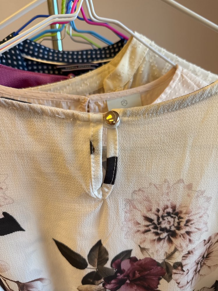 Kortermet bluse, blomster knyting 