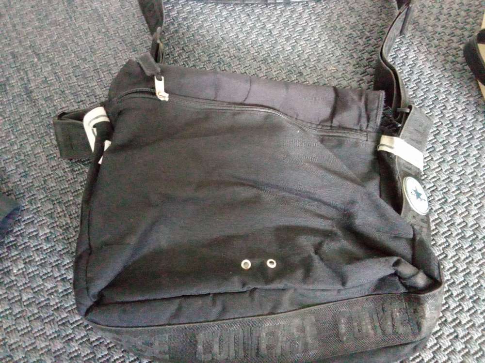 Musta Converse olkalaukku