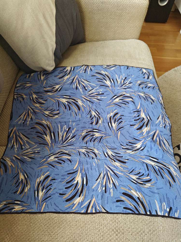 Marja Kurki sin. silkkihuivi