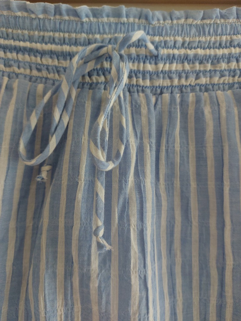 Sinivalkoinen raidallinen hame. Lindex. 