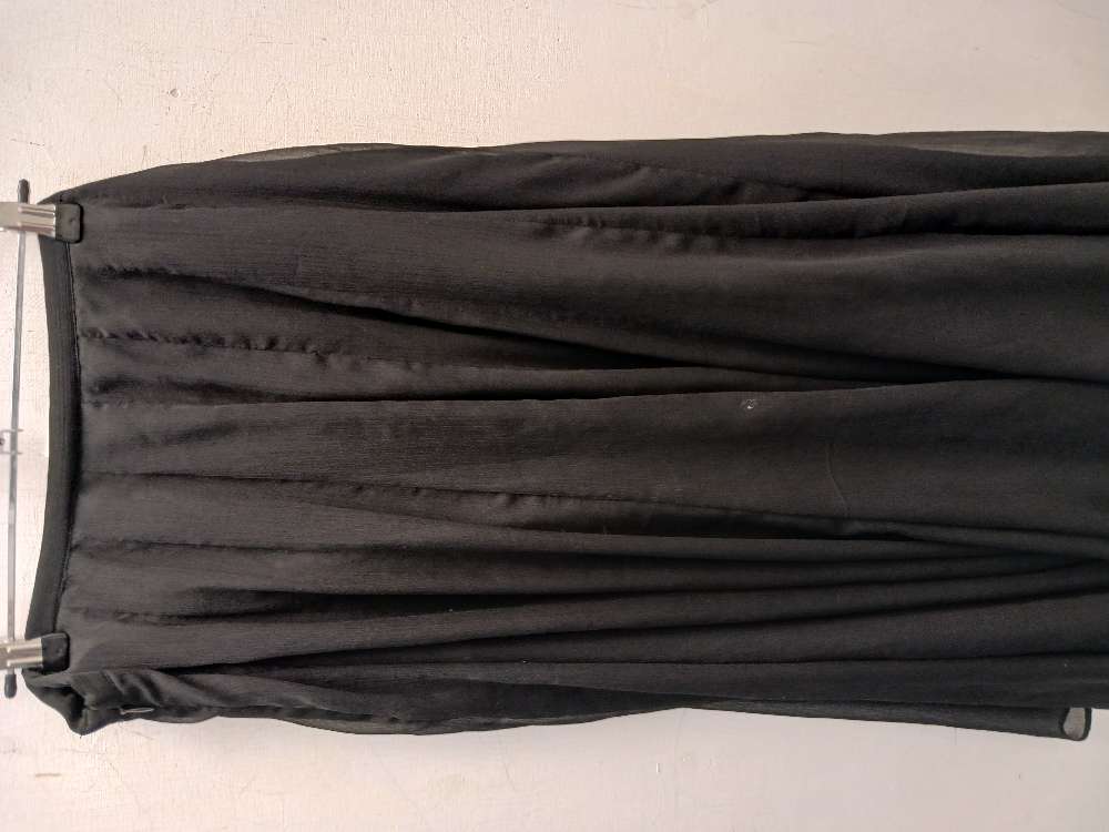 Roman musta hame 16 (n. XL)